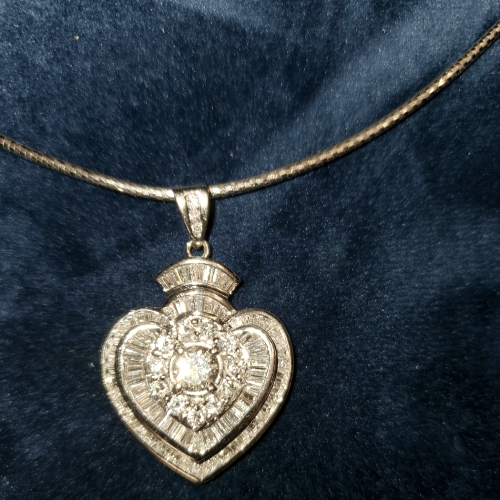14k White Gold necklace with diamond heart pendant... ACCEPTING OFFERS!!!